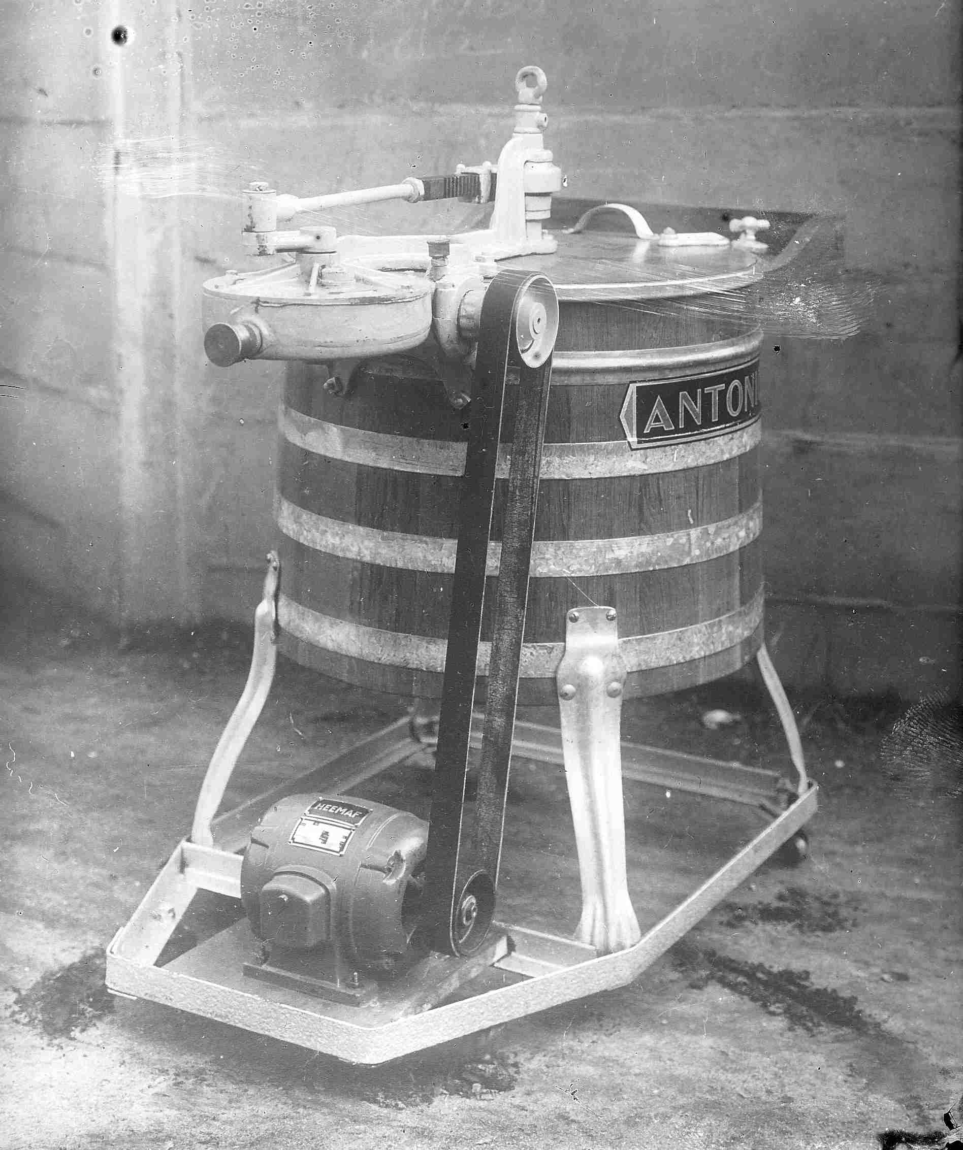 De eerste elektrische wasmachines van (Vélo) met een elektromotor de Heemaf (1928) + x FILM