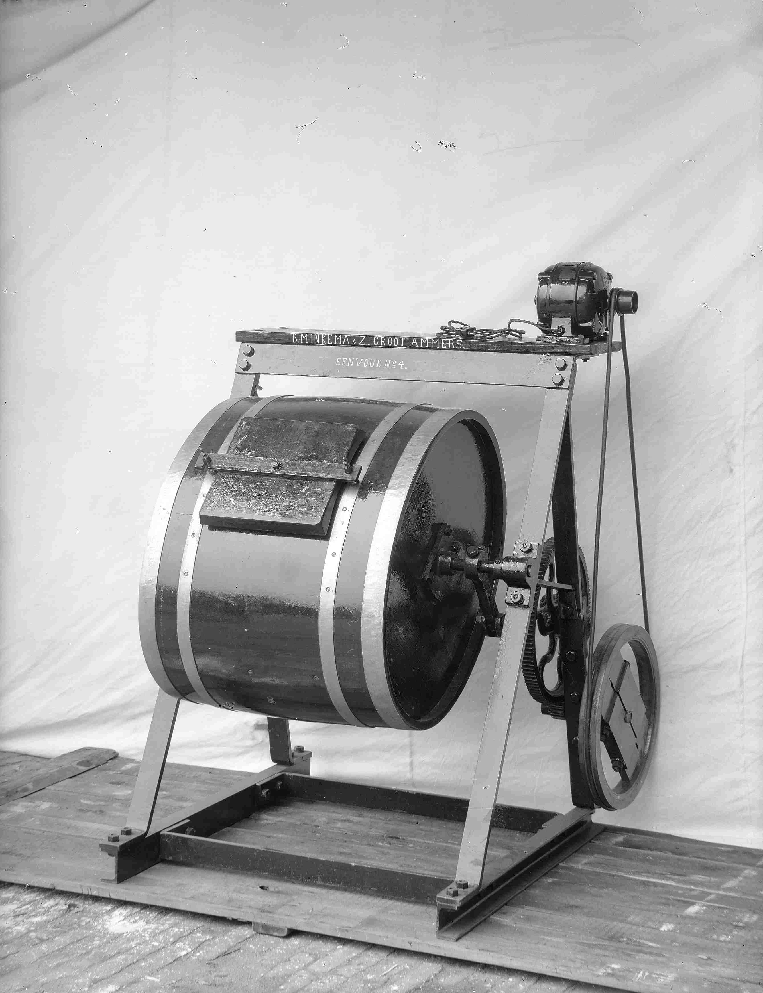 Posters Email graven De eerste elektrische wasmachines van Nederland (Vélo) met een elektromotor  van de Heemaf (1928) + 2 x FILM