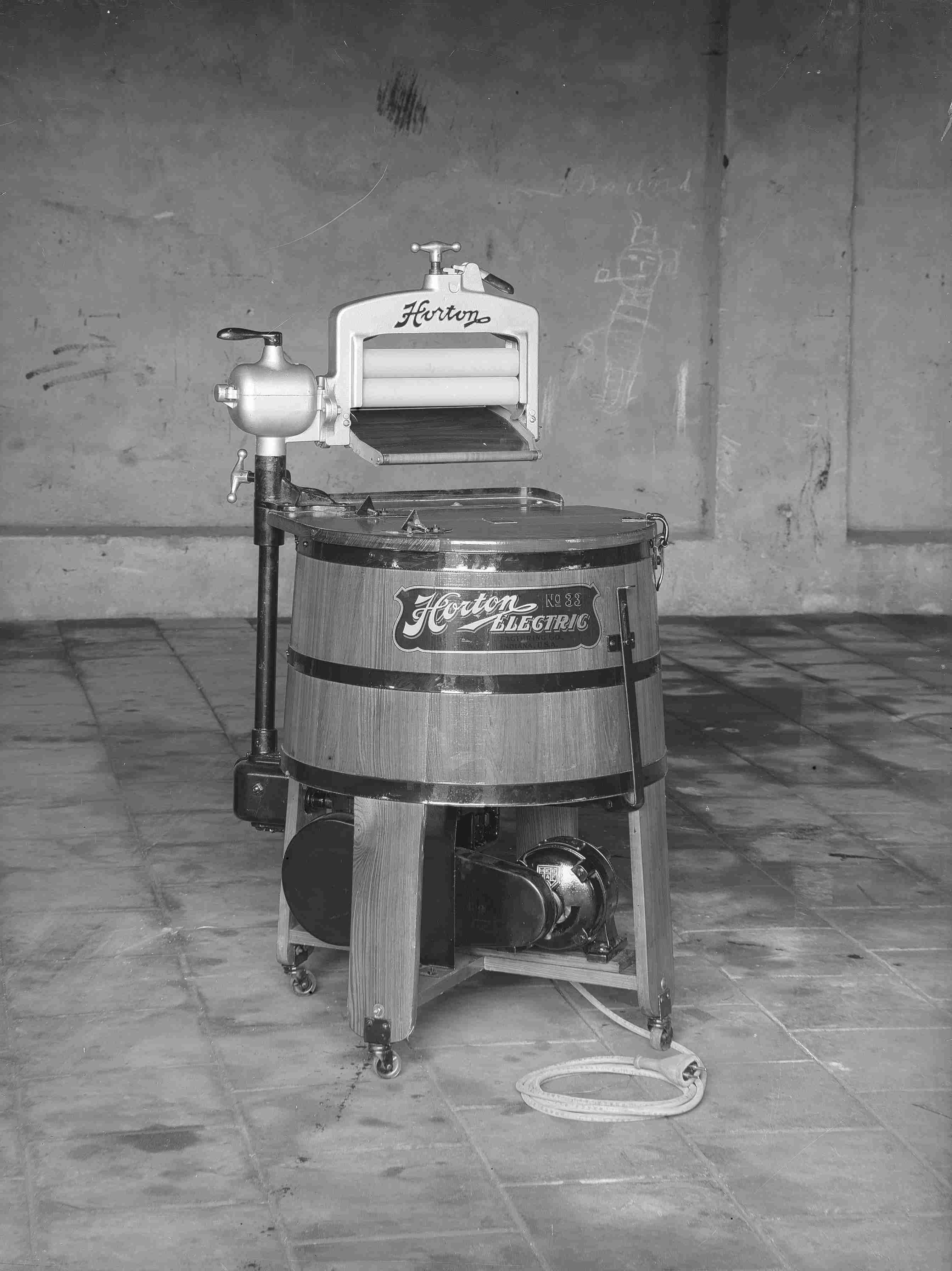 Posters Email graven De eerste elektrische wasmachines van Nederland (Vélo) met een elektromotor  van de Heemaf (1928) + 2 x FILM