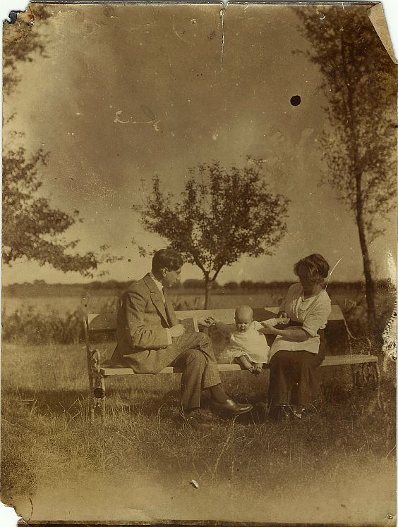 Prachtige foto van Hidde Nijland, zijn vrouw Els van der Meer de Walcheren en dochter Elske (10-09-1911)
