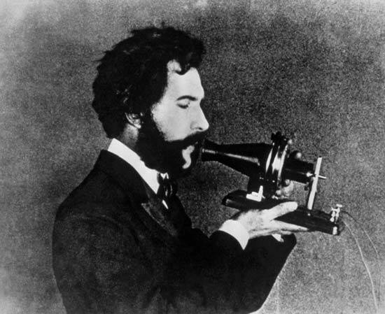 Alexander Graham Bell praat door zijn eerste prototype telefoon 1876