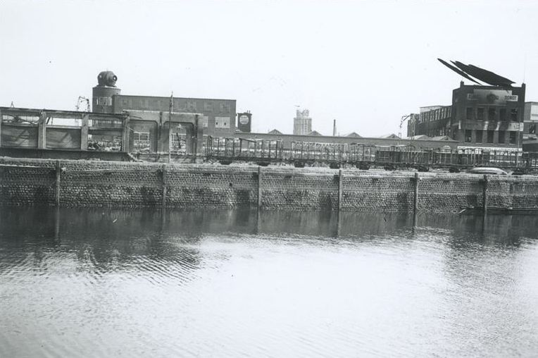 Spoorweghaven 15-05-1940 met op achtergrond fabriek van EMF Dordt.