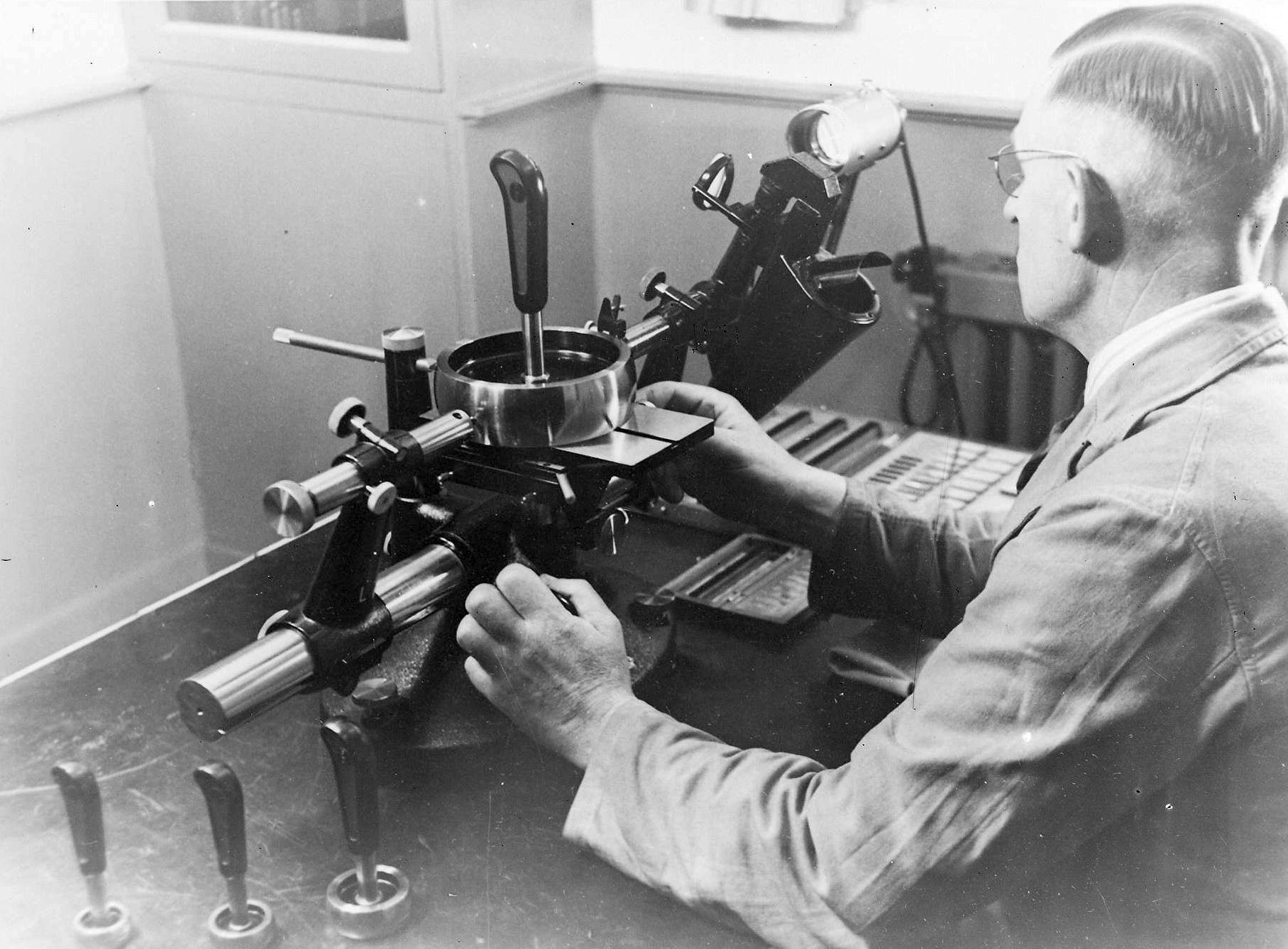 1930-1940-Werknemer aan het werk bij de E.M.F-foto1