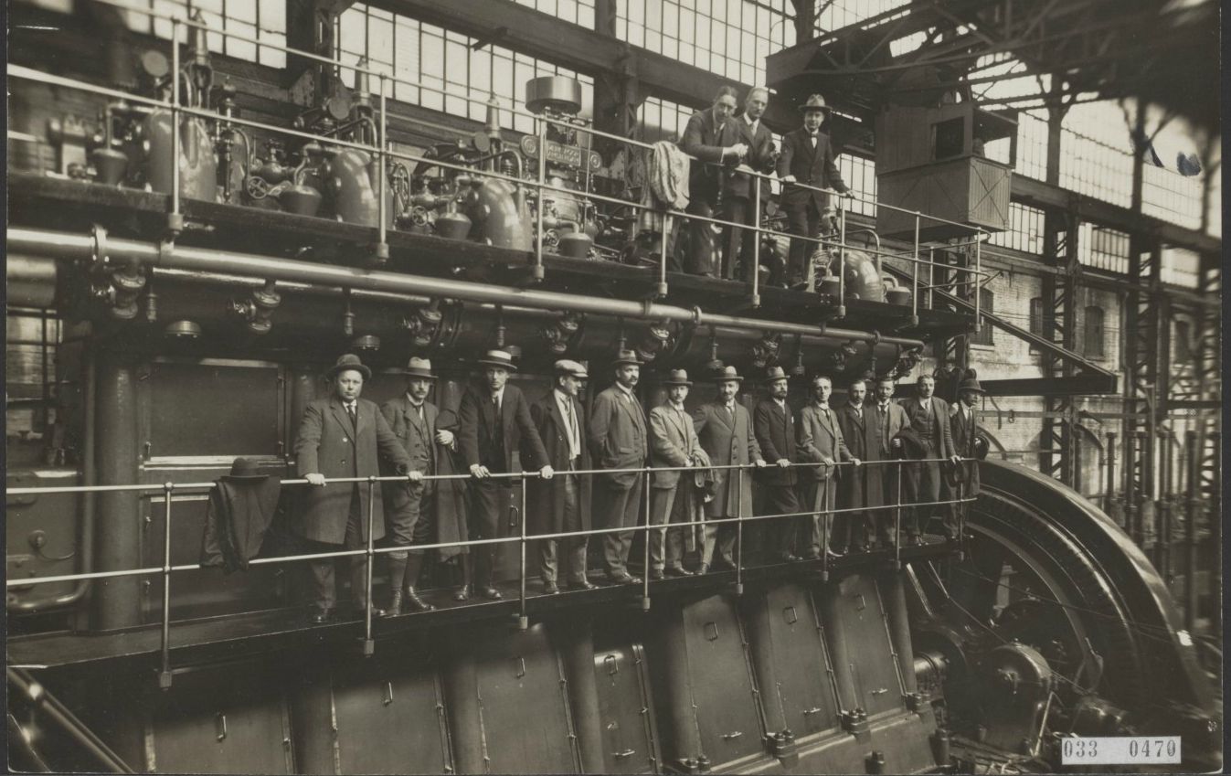 1920-zweedseindustrielen-Bezoek van Zweedse industrielen aan de Heemaf te Hengelo. Op de onderste rij de directeur dhr. J. Muysken