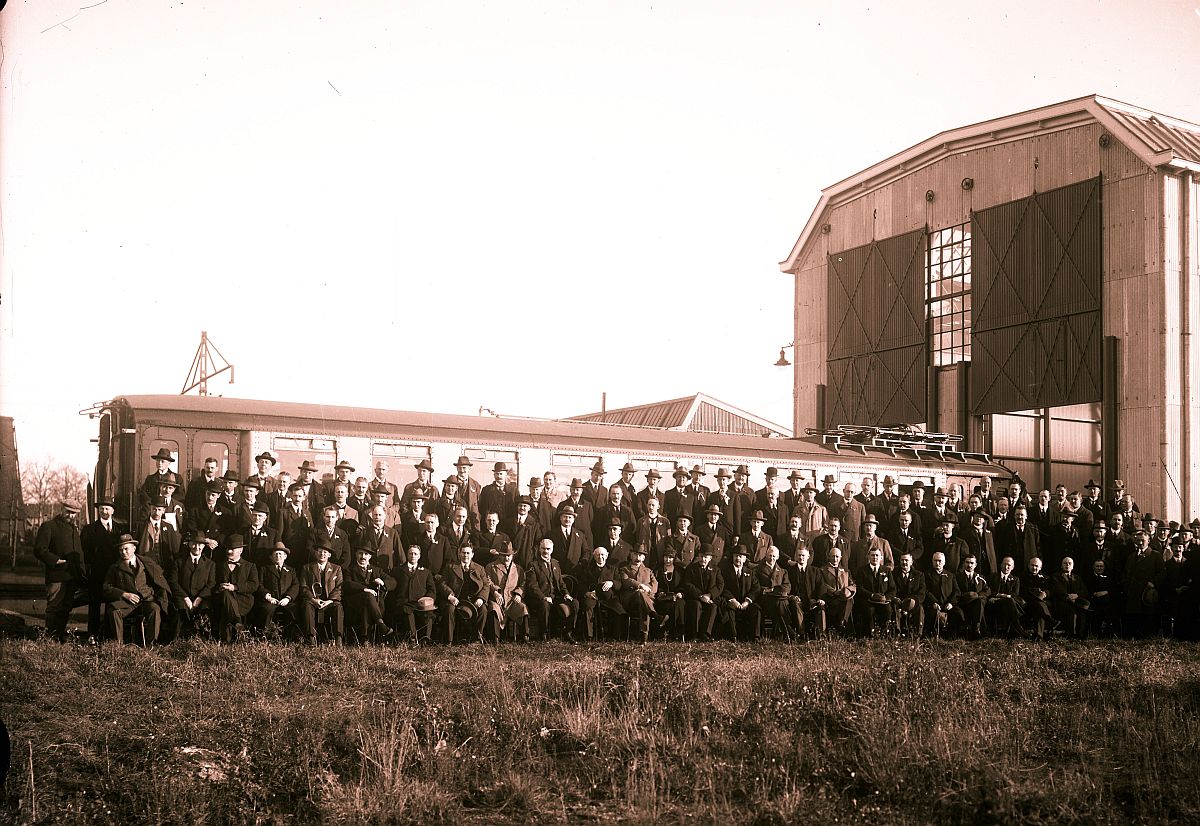 Bezoek KIVI aan de Heemaf voor de proefrit van de eerste elektrische locomotief vervaardigd in Nederland voor Nederlands Indië (07-11-1924)